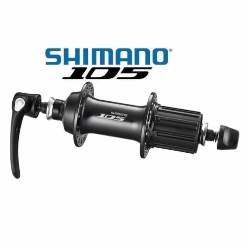 Mörk Shimano 105 FH-5700 baknav, 10x130 mm, avbildat i detalj med tydlig logotyp. Stark belysning framhäver navets konstruktion och komponenter. Passar perfekt för cykelentusiaster.