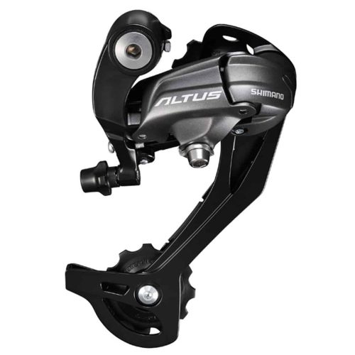 Närbild av en Shimano Altus RD-M370 bakväxel, 9-växlad, mot en vit bakgrund. Växeln är svart och grå med tydlig "ALTUS" logotyp och "SHIMANO" branding i bra ljus.