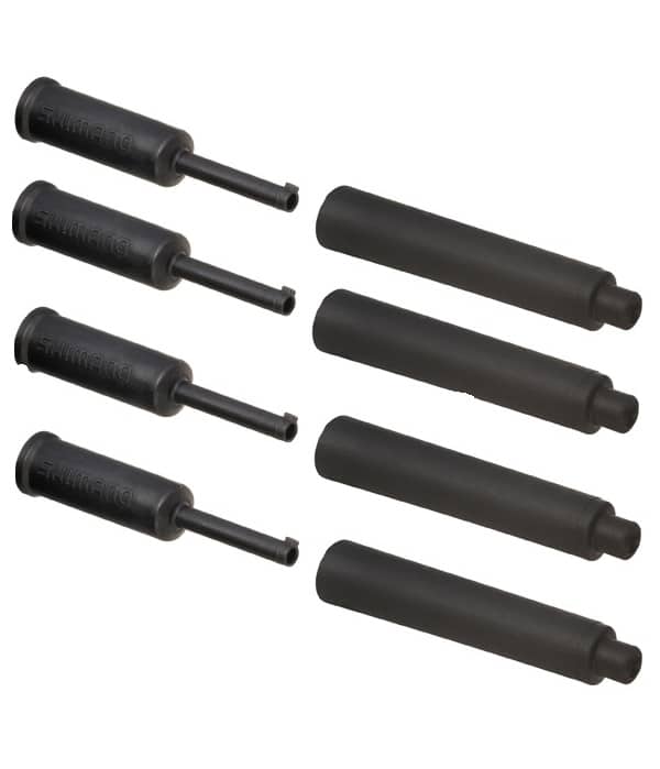 Shimano-Andhylsamed-pip.jpg Närbild av fyra ändhylsor Shimano för växelvajerhölje med pip och tätande gummibälg mot en ljus bakgrund. Produkterna är väl belysta, vilket framhäver detaljerna.