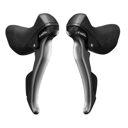 Ett par STI-reglage Shimano ST-R2000 Claris visas i svart och silver, med skarp detaljrikedom och glänsande ytor mot en ren, vit bakgrund.