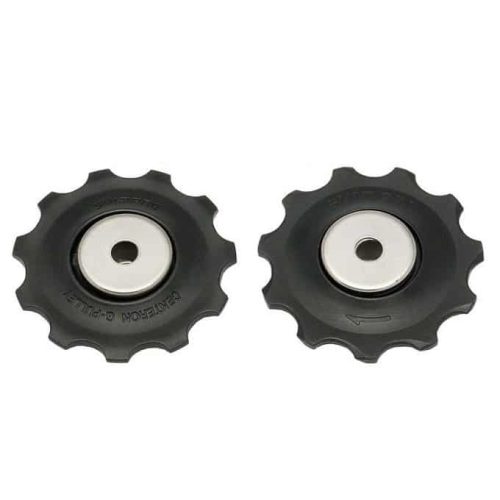 Två svarta Shimano Deore/105/Sora rulltrissor för 9/10-delad bakväxel, placerade sida vid sida mot en ljus bakgrund. Detaljerad bild med jämnt ljus som framhäver material och design.