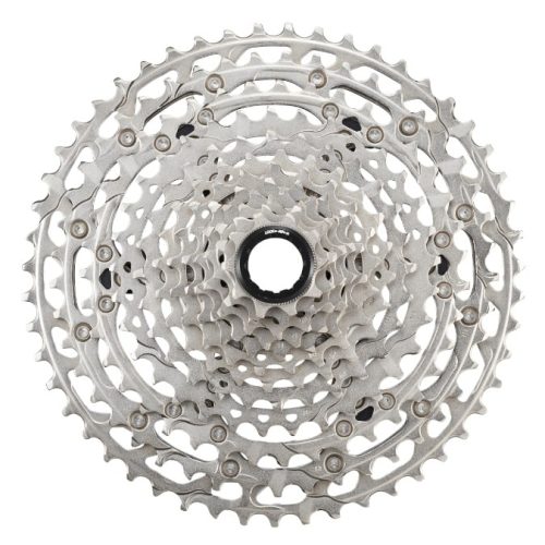 En detaljrik bild av en silverfärgad Shimano Deore CS-M6100 kassett för 12-växlade cyklar. Ljuset framhäver de många kugghjulen och den svarta mittdelen.
