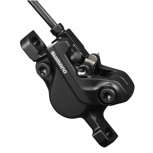 Svart Shimano BR-MT500 skivbromsok med två kolvar, avsett för både fram- och bakmontering. Detaljrik bild med fokuserat ljus som framhäver okets form och textur.