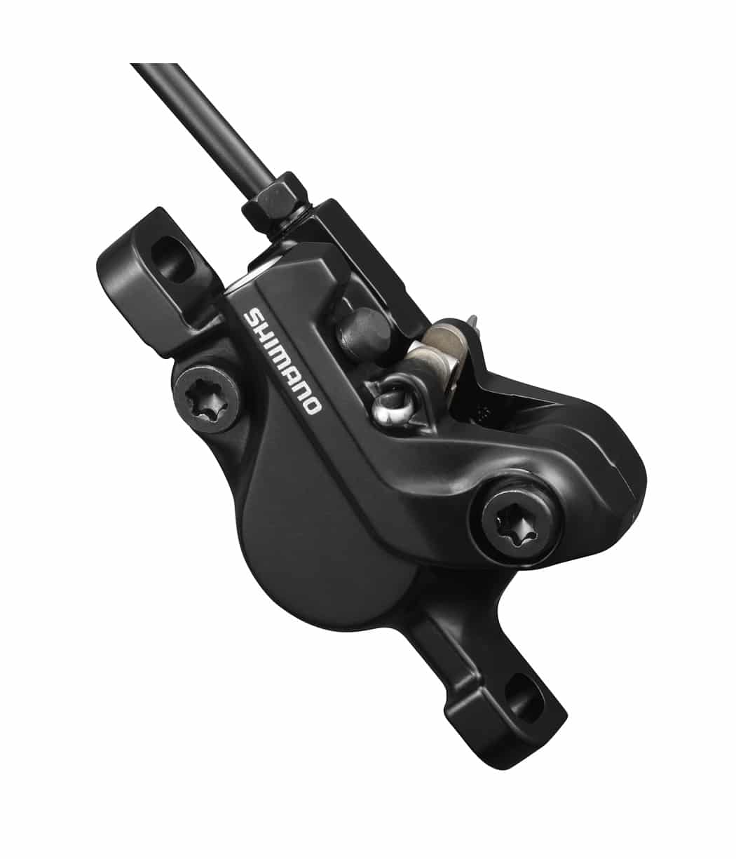 Shimano-Deore-OK-BRMT500.jpg Svart Shimano BR-MT500 skivbromsok med två kolvar, avsett för både fram- och bakmontering. Detaljrik bild med fokuserat ljus som framhäver okets form och textur.