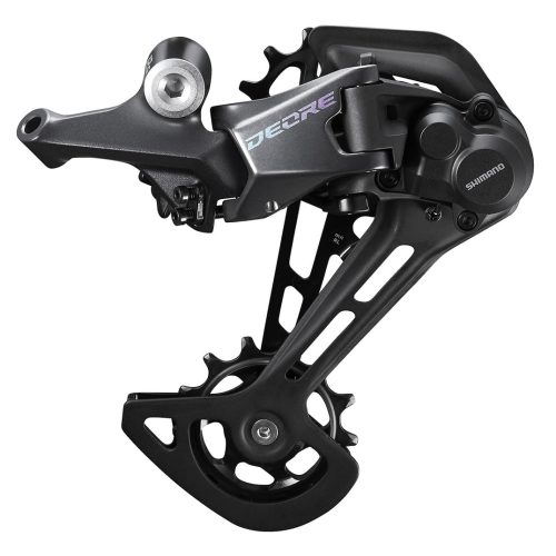 Närbild av en Shimano Deore RD-M6100 Shadow+ bakväxel för 12-delat system. Detaljerade texturer och komponenter syns tydligt i ett jämnt, studioliknande ljus. Logotyperna "DEORE" och "SHIMANO" är framträdande.