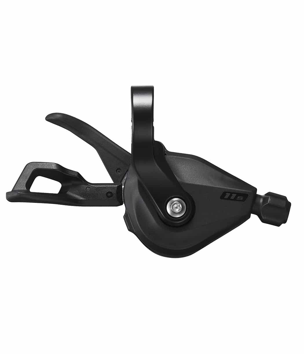 Shimano-Deore-SL-M5100-Klamma.jpg Detaljerad bild av en Shimano Deore SL-M5100 växelreglage för höger sida, avsedd för 11-växlade system. Den mattsvarta finishen framhävs av mjuk belysning.