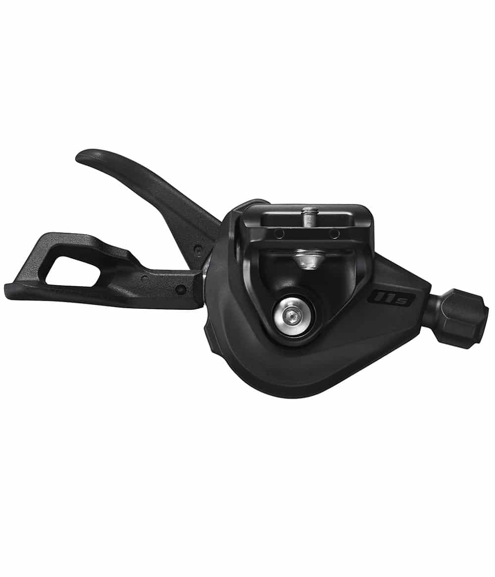 Shimano-Deore-SL.M5100-Ispec.jpg Svart växelreglage Shimano Deore SL-M5100 för höger sida, avsett för 11 växlar. Detaljrik bild med mjuk belysning som framhäver reglagets textur och form.