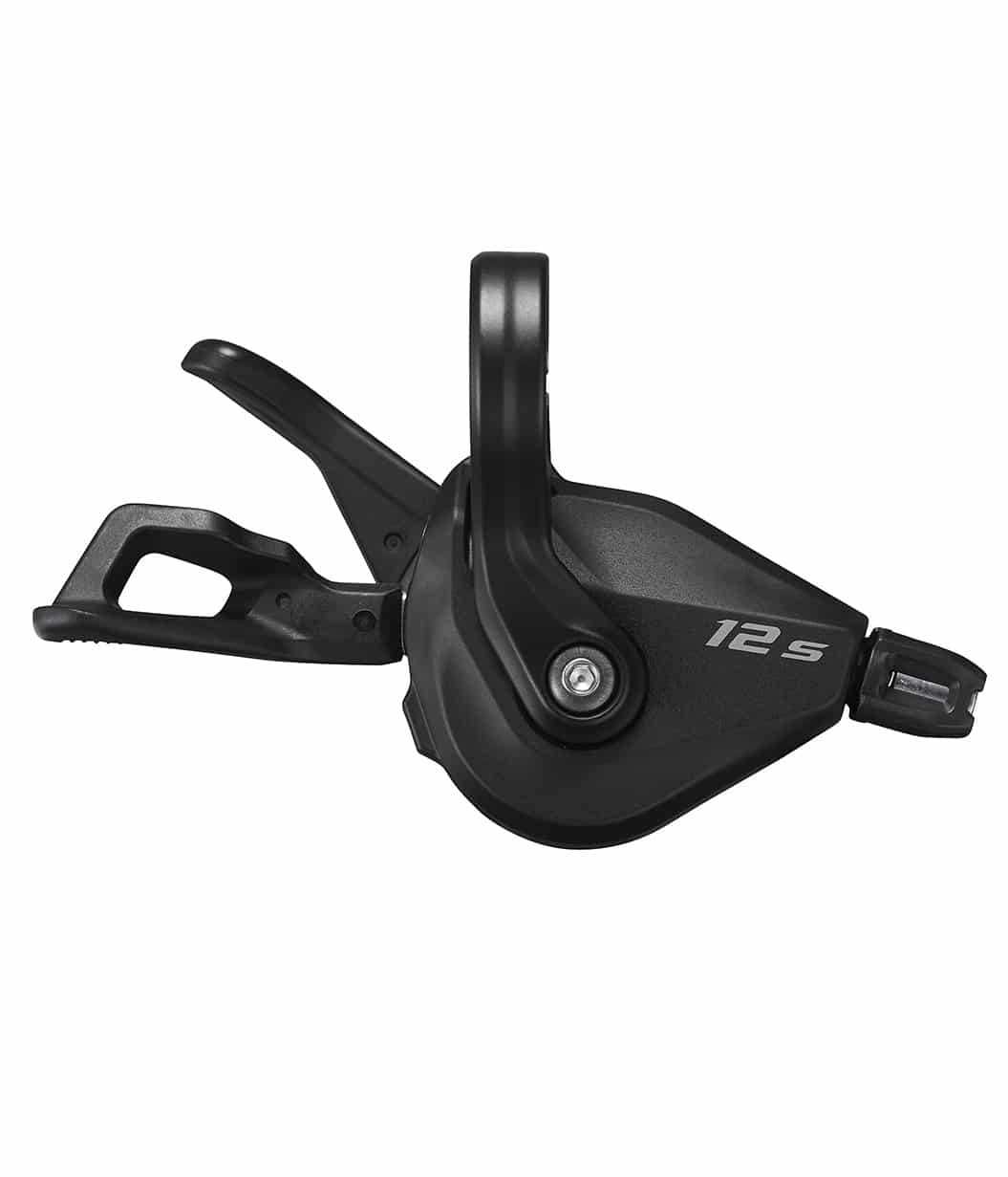 Shimano-Deore-SLM6100RA1P.jpg Detaljerat foto av en svart Shimano Deore SL-M6100 växelreglage för höger sida, avsett för 12-växlade system. Bilden utstrålar hög kvalitet och precision.