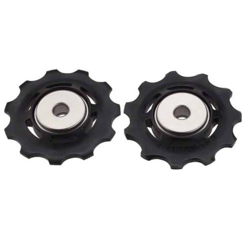 Två Dura Ace RD-9000 rulltrissor, svarta med silverfärgade lager, perfekt för 11-delad bakväxel. Studiobelysning framhäver detaljerna och den höga kvaliteten.