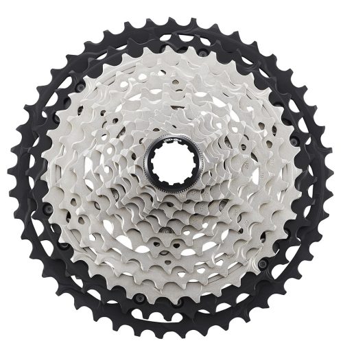 Detaljrik bild av en Shimano XT CS-M8100 12-växlad kassett, väl belyst med fokus på den silverfärgade kransen och den svarta ytterkanten.
