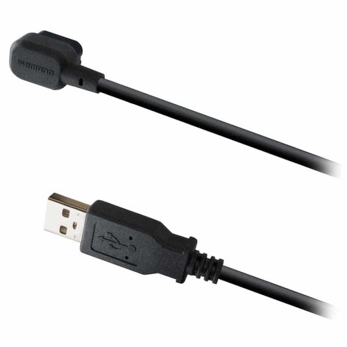 Svart Shimano EW-EC300 Di2 laddningskabel mot vit bakgrund. Kabeln har en USB-A kontakt i ena änden och en specialkontakt med Shimano logotyp i den andra. Detaljrik och välupplyst.