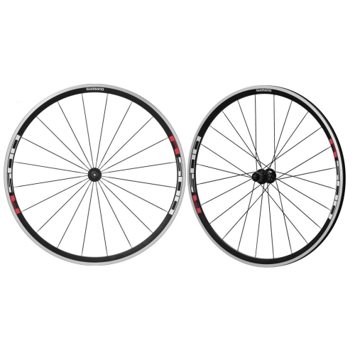 Detaljerad bild av Shimano WH-R501A hjulpar, utställda mot en vit bakgrund. Starkt ljus framhäver designen och detaljerna hos fälgar och nav.