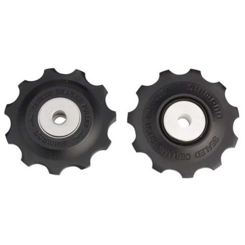 Två Shimano RD-6700 Ultegra rulltrissor i svart plast med silverfärgade centrumlager, under bra ljus med tydliga detaljer på märkningen och konstruktionen.