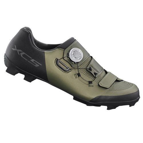 En enda Shimano XC502 MTB-cykelsko i grönt och svart med en klackkompatibel sula, perforerad tå, vredstängning, kardborreband och "XC5"-logotyp i vitt på sidan.