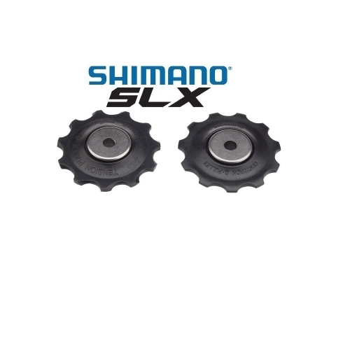 Två Shimano RD-M7000 SLX/Deore rulltrissor för 10-växlade cyklar visas mot en ljus bakgrund. Detaljrik bild med fokus på textur och precision i komponenterna
