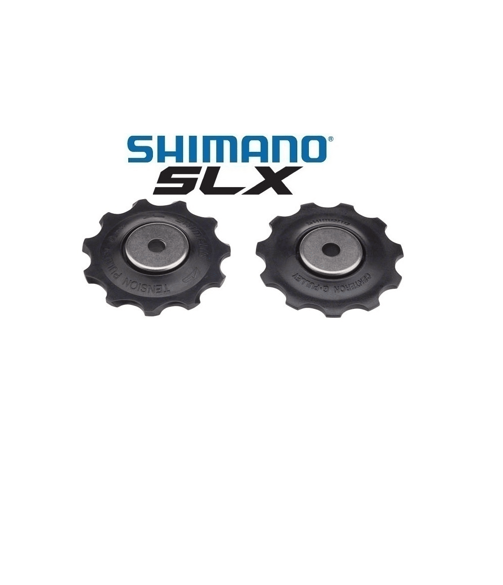 Shimano-SLX-Deore-Rulltrissor-m7000.png Två Shimano RD-M7000 SLX/Deore rulltrissor för 10-växlade cyklar visas mot en ljus bakgrund. Detaljrik bild med fokus på textur och precision i komponenterna, framhävd av jämn belysning.