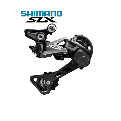 Detaljerad bild av en Shimano SLX RD-M7000 Shadow+ bakväxel för 11-delade system. Skuggan framhäver växeln mot den ljusa bakgrunden