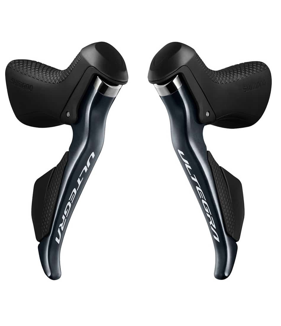 Shimano-ST8050-Par.jpg Ett par Shimano Ultegra Di2 ST-8050 STI-reglage för landsvägscyklar visas i detalj mot en ren, vit bakgrund. Belysningen är jämn och framhäver reglagens ergonomiska design och texturer.
