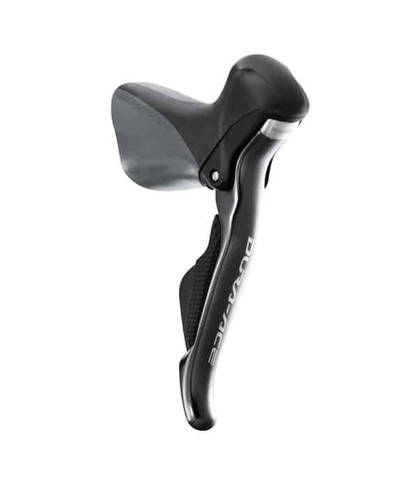 Shimano-ST9070-Dura-Ace-11v.jpg STI-reglage Shimano Dura Ace Di2 ST-9070 i svart, mot en vit bakgrund. Detaljerad belysning framhäver den släta ytan och Dura-Ace-logotypen på bromsspaken.