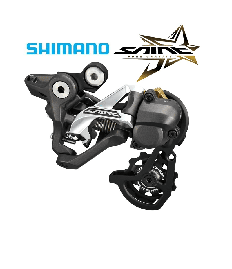 Shimano-Saint-M820.png Detaljerad bild av en Shimano Saint RD-M820 Shadow+ bakväxel, 10-växlad. Produktfotografering med jämnt ljus som framhäver den tekniska designen och materialen.