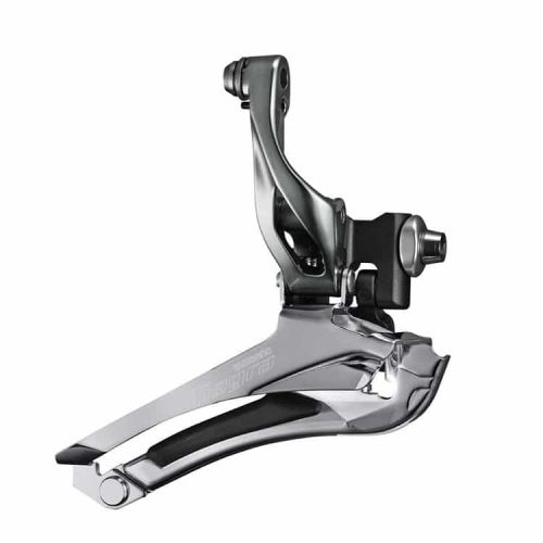 Detaljerad bild av en framväxel Shimano Tiagra FD-R4700, polerad metall glänser i studioljuset. Den komplexa mekanismen framhävs av den skarpa skärpan.
