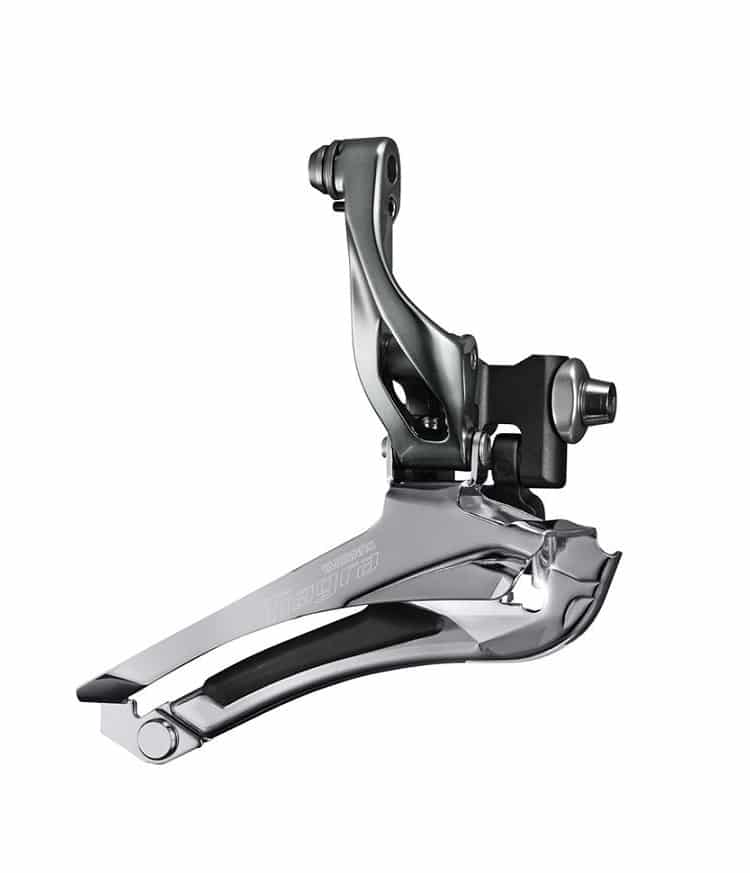 Shimano-Tiagra-framvaxel-4700.jpg Detaljerad bild av en framväxel Shimano Tiagra FD-R4700, polerad metall glänser i studioljuset. Den komplexa mekanismen framhävs av den skarpa skärpan.