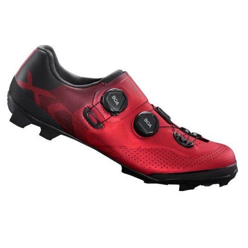 MTB-skon Shimano XC702, Röd har en röd och svart design, dubbla BOA-knäppningar, lågt skuren vrist, ventilerade perforeringar och en strukturerad gummisula för utmärkt grepp.
