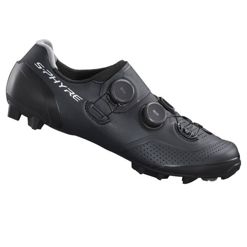 Shimano SH-XC902 S-Phyre MTB-sko i svart har tvåknäppning, ventilationsperforering och en texturerad sula med klossar för bättre grepp.