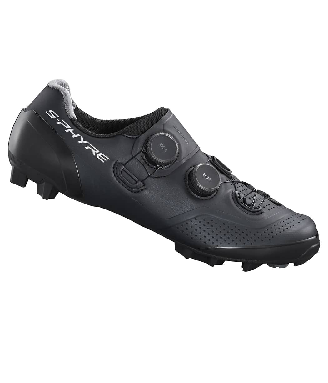 Shimano-XC902-Svart-SPhire.jpg Shimano SH-XC902 S-Phyre MTB-sko i svart har tvåknäppning, ventilationsperforering och en texturerad sula med klossar för bättre grepp.