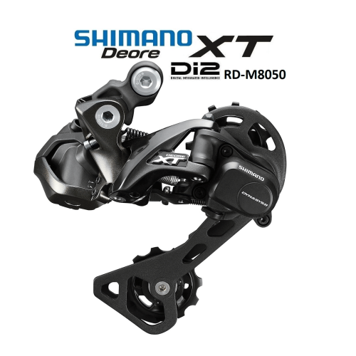 En närbild av en Shimano XT RD-M8050 Di2 Shadow+ bakväxel för 11-växlade cyklar. Den svarta växeln visas mot en vit bakgrund