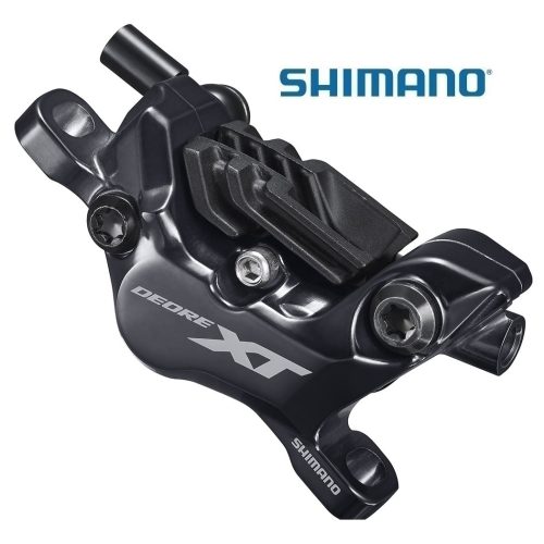 Detaljerad bild av ett Shimano XT Trail BR-M8120 bromsok, 4-kolvs fram/bak, i mörkgrå metall. Shimano-logotypen och "DEORE XT" är tydligt synliga mot den blanka ytan.