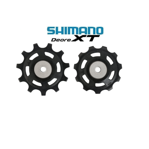 Två Shimano RD-M8000 XT rulltrissor för 11-växlade system visas i ett ljust studioljus. Detaljerade texturer och material framhävs, vilket ger en tydlig bild av deras design.