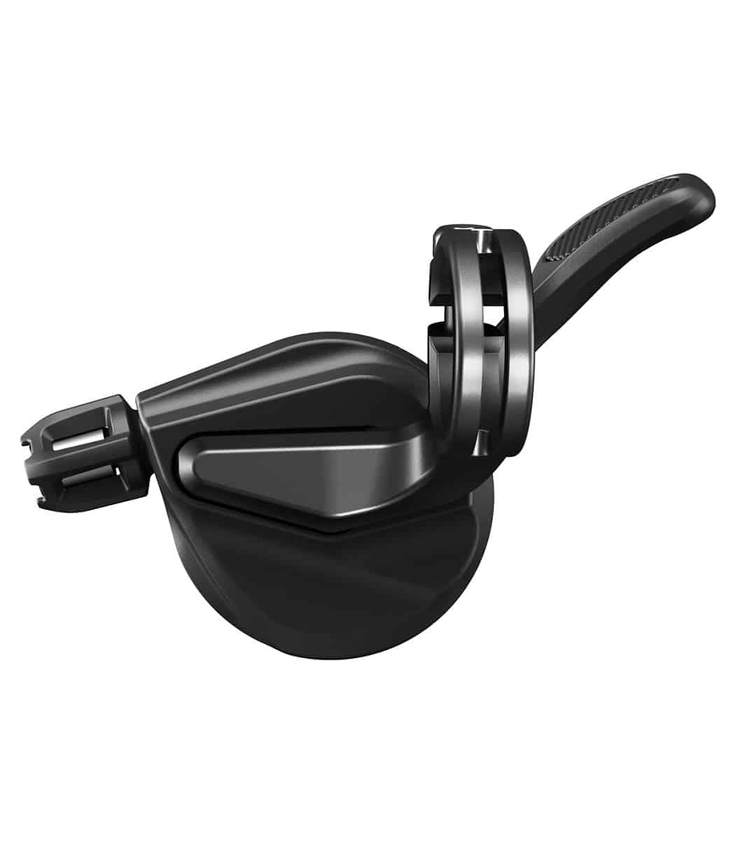 Shimano-XTR-M9100-2V.jpg Detaljerat foto av ett svart Shimano XTR SL-M9100 växelreglage för 2 växlar, framhävt mot en ren vit bakgrund. Studioljus betonar de släta linjerna och den ergonomiska designen.
