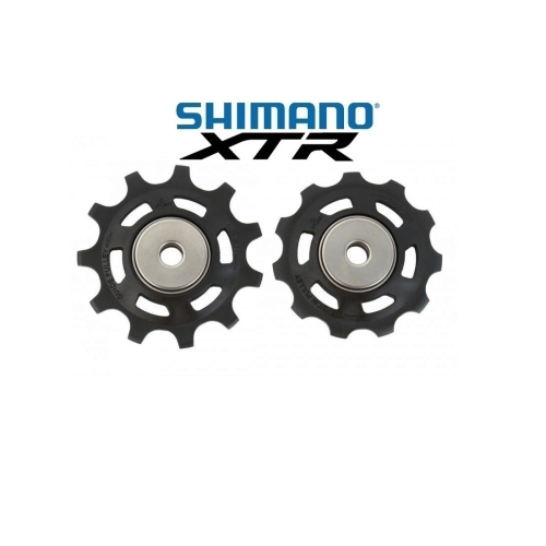 Närbild av två Shimano XTR RD-M9000 11-växlade rulltrissor mot en ren vit bakgrund. Fokus på detaljer, skuggor ger djup och produktens märkning är tydligt synlig. Ljuset är jämnt fördelat.