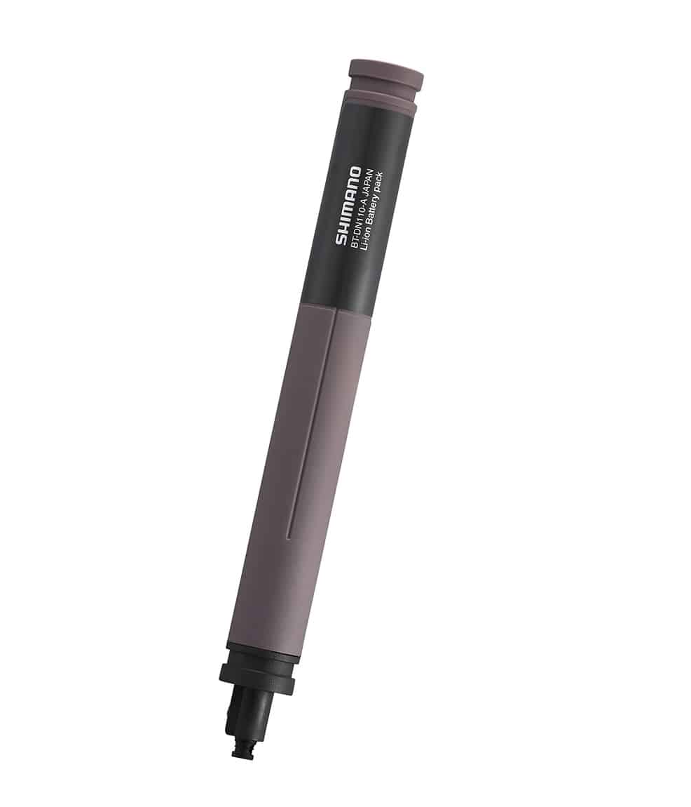Shimano-batteri-Sadelstolpe.jpg Shimano BT-DN110 Dura Ace Di2 batteri i grå nyanser, isolerat på en vit bakgrund. Belysningen är jämn och framhäver produktens detaljer och textur.
