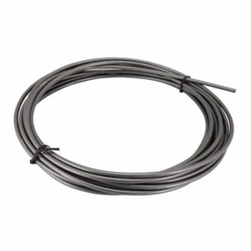 Grå bromsvajerhölje Shimano M-system för MTB, upprullad med svarta buntband. Neutralt ljus framhäver strukturen och den runda formen mot en vit bakgrund.