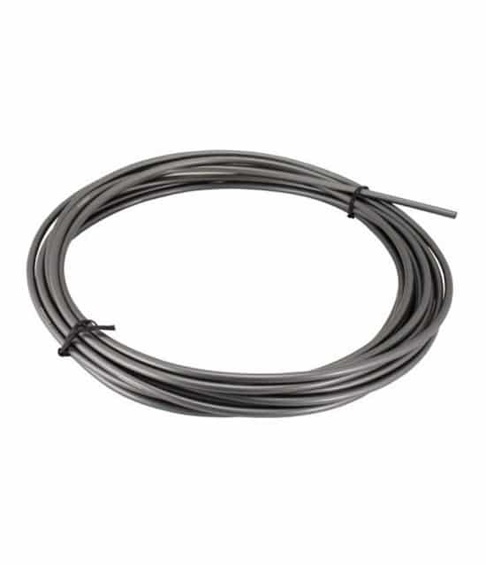 Shimano-bromsvajerholje-M-system.jpg Grå bromsvajerhölje Shimano M-system för MTB, upprullad med svarta buntband. Neutralt ljus framhäver strukturen och den runda formen mot en vit bakgrund.