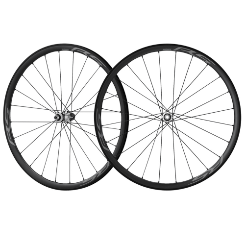 Två Shimano WH-RS770 C30 TL CL hjul syns i bilden, med fokus på fälgar och ekrar. Stämningen är neutral och ljuset jämnt, vilket framhäver detaljerna i hjulen.