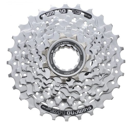 En detaljerad bild av en Shimano CS-HG51 kassett för 8-växlade cyklar, med fokus på dess silverfärgade kugghjul och precisa tillverkning i starkt ljus.