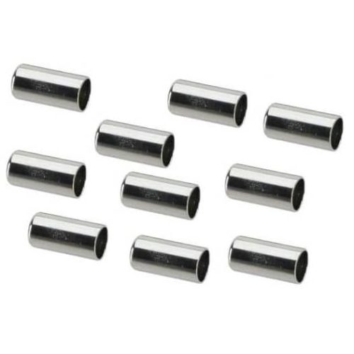 En närbild av nio metalländhylsor på en vit bakgrund. Belysningen är jämn och reflekterar på metallen, vilket framhäver deras cylindriska form och öppningar.