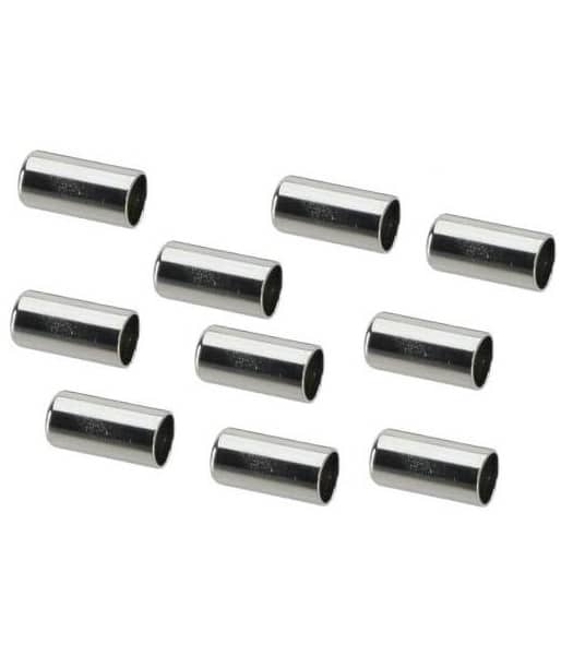 Shimano-metal-andhylsa.jpg En närbild av nio metalländhylsor på en vit bakgrund. Belysningen är jämn och reflekterar på metallen, vilket framhäver deras cylindriska form och öppningar.