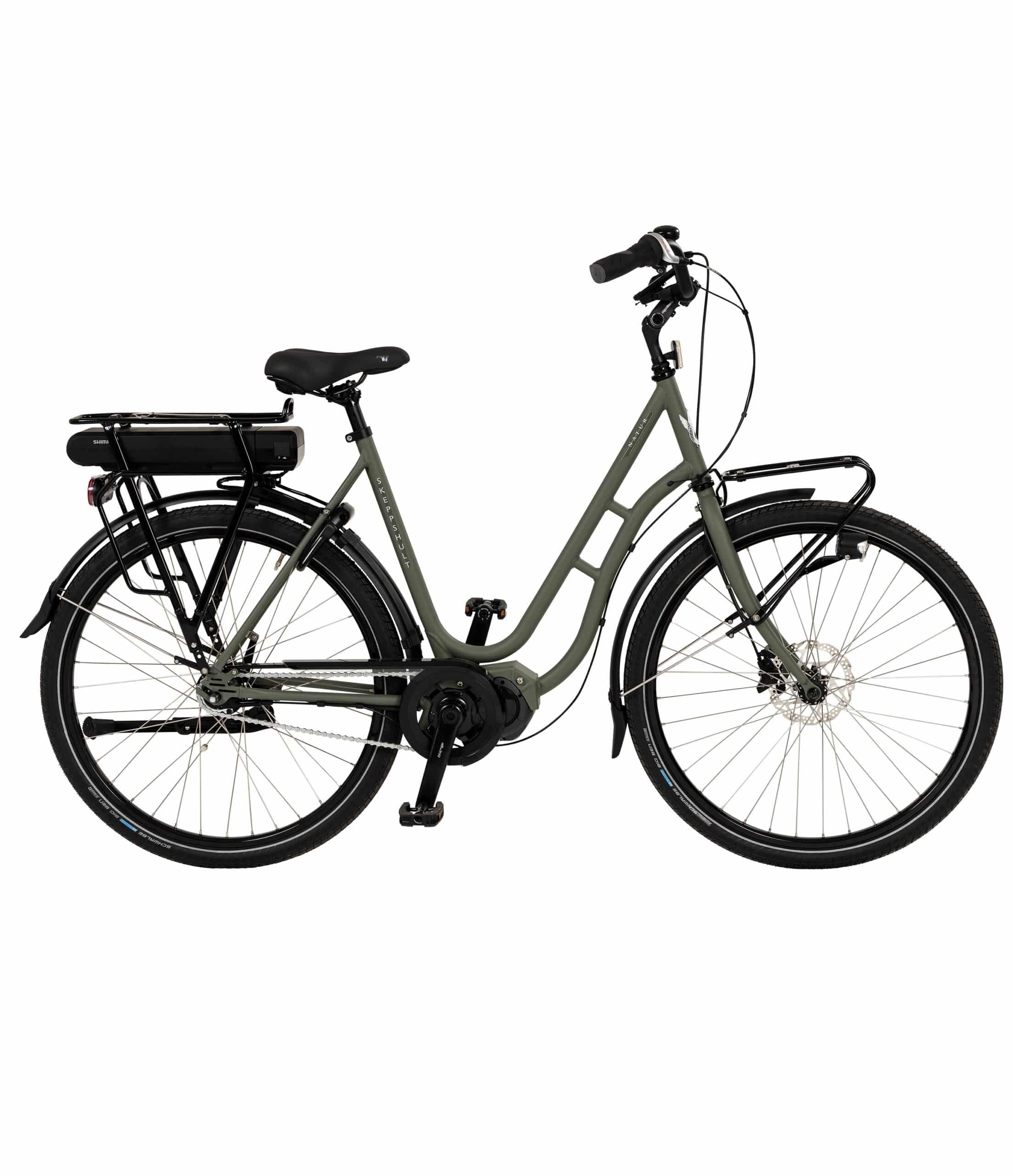 Skeppshult-Natur-Land-el-dam-oliv-scaled-1.jpg En grå, genomgående elcykel med bakre batteripaket, främre och bakre pakethållare, svarta skärmar, upprätt styre och sparkstöd, visad i profil mot en vit bakgrund.