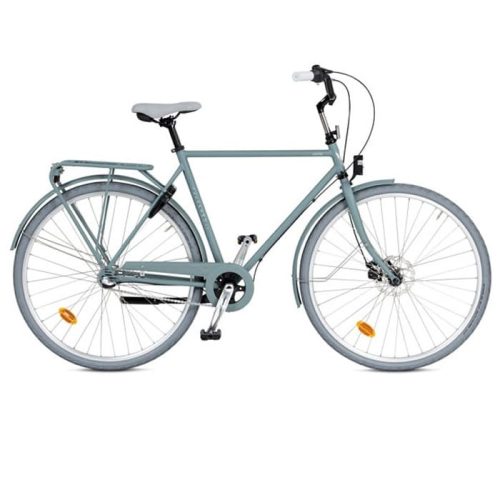 En grå stadscykel med pakethållare, skärmar och sparkstöd, fotograferad i profil mot en vit bakgrund. Cykeln har platt styre, vadderad sadel och reflexer på hjul och pedaler.
