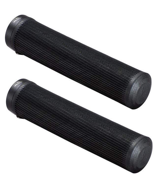 Specialized-Trail-Locking-SMMD.jpg Två svarta Specialized Trail Locking Grip-handtag ligger diagonalt mot en vit bakgrund. Detaljerad textur syns med subtila ljusreflektioner