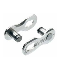 Två silverfärgade Sram Powerlink kedjelåsdelar för 8-delade kedjor. Delarna ligger på en ljus yta och det starka ljuset framhäver metallens glans och detaljer.