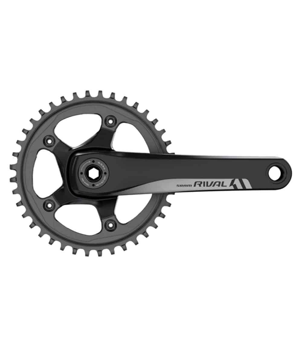 Sram-Rival1-50T.jpg Ett SRAM Rival 1 GXP 50T vevparti för 11-växlat system, avbildat i detalj med fokus på dess design och komponenter. Belysningen framhäver vevpartiets svarta färg och grå detaljer.