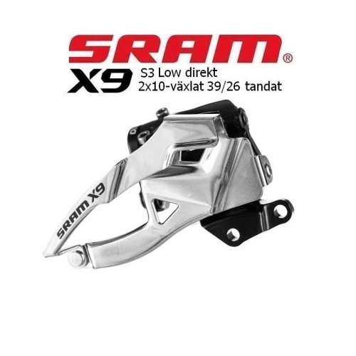Detaljerad bild av en SRAM X9 S3 framväxel för direktmontage, avsedd för 2x10-växlade system. Silverfärgad metall och svarta detaljer med starkt ljus som framhäver formen.