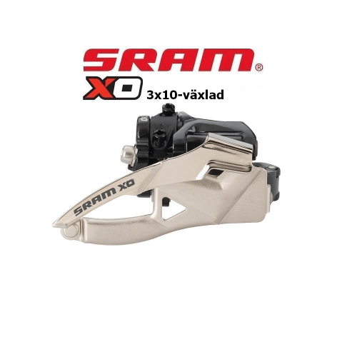 Detaljerad bild av en framväxel Sram X0 lågklamma 3x10s. Silverfärgad med svarta detaljer, skarpt belyst med fokus på mekaniska detaljer och texten "SRAM XO".