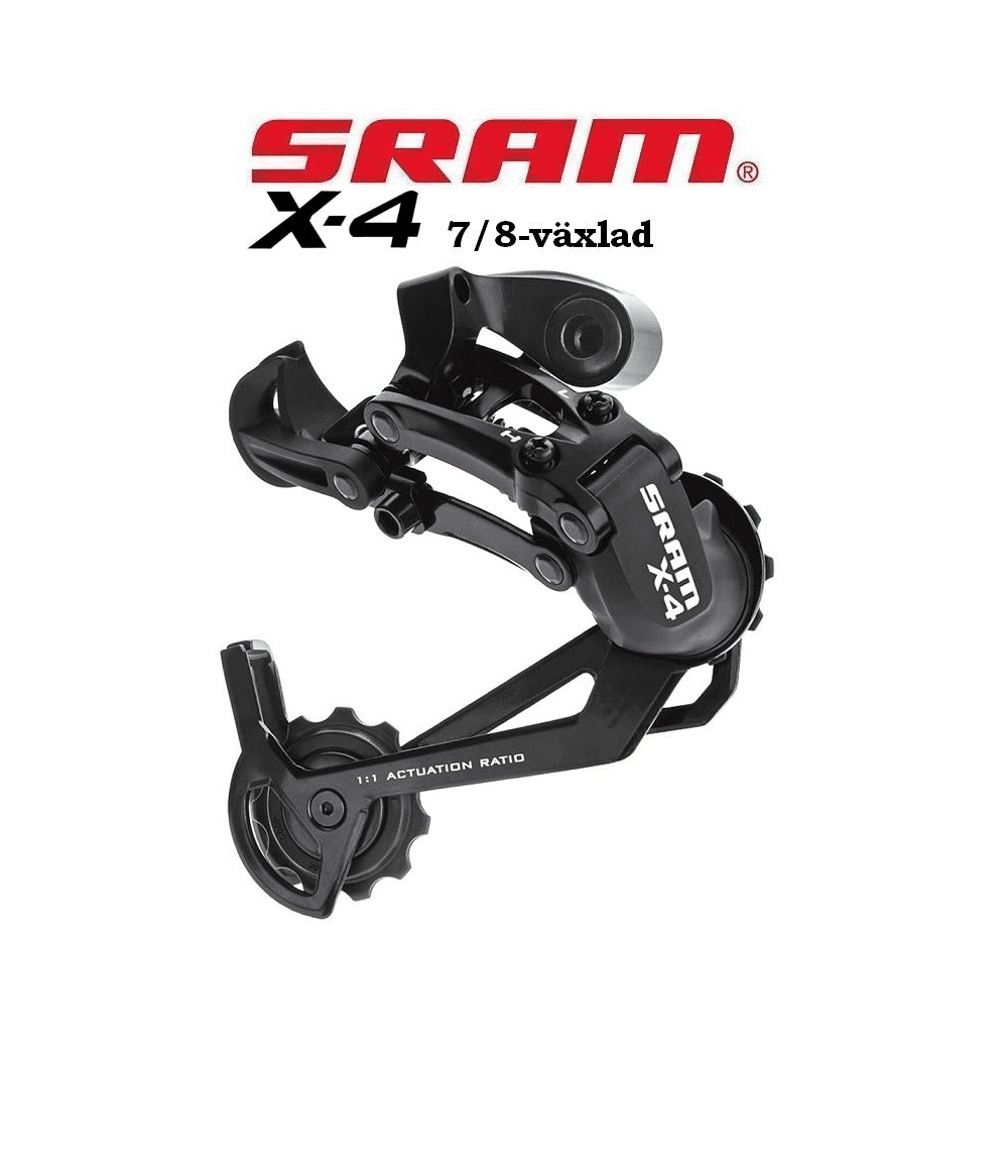Sram-x4-3x7-8.png Bakväxel Sram X4 visas i en detaljerad närbild, med märkets logotyp och modellnamn tydligt framträdande. Produktens konstruktion är belyst med skarpt, jämnt ljus, vilket framhäver dess svarta färg och tekniska detaljer.