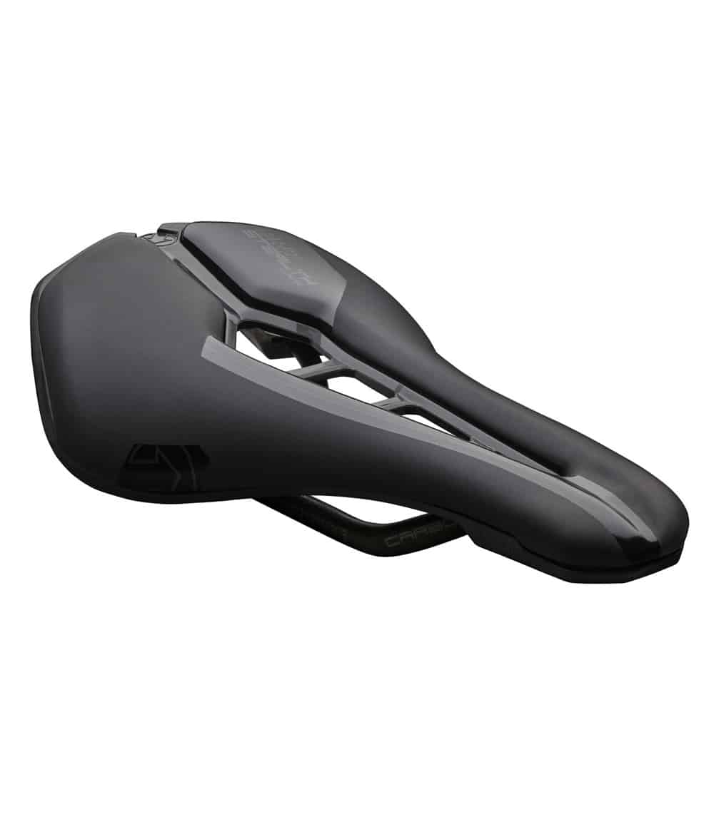 Stealth-Curved-Team.jpg Detaljrik produktbild av en svart Pro Stealth Curved Team cykelsadel i dämpad belysning. Sadlen har en distinkt
